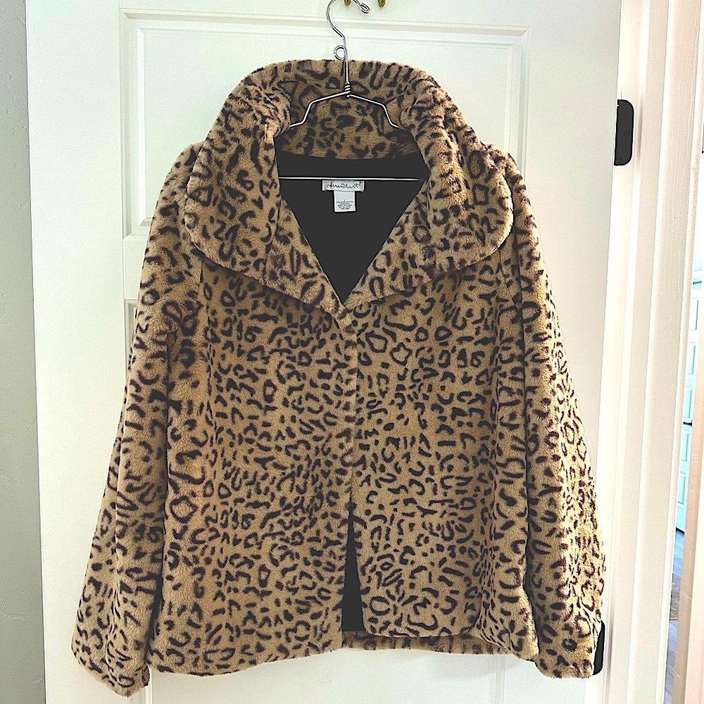 Super soft Faux fur leopard cover up jacket with collar.